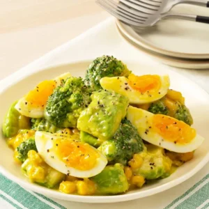 アボカドと半熟卵の満足サラダ